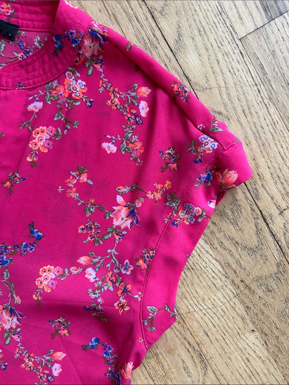 🌸3 FOR $20🌸
Cynthia Steffe Hot Pink Floral Split V-Neck Cap-Sleeve Blouse - Picture 4 of 8